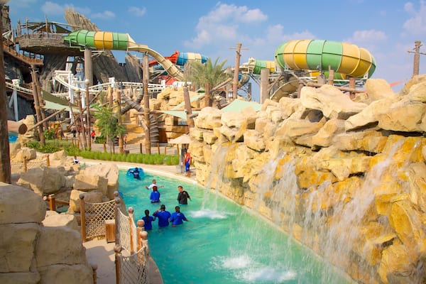 Parc aquatique Yas Waterworld qui includes parc aquatique et piscine