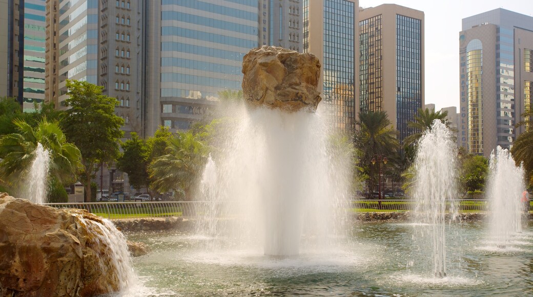 Capital Garden showing a fountain and a city