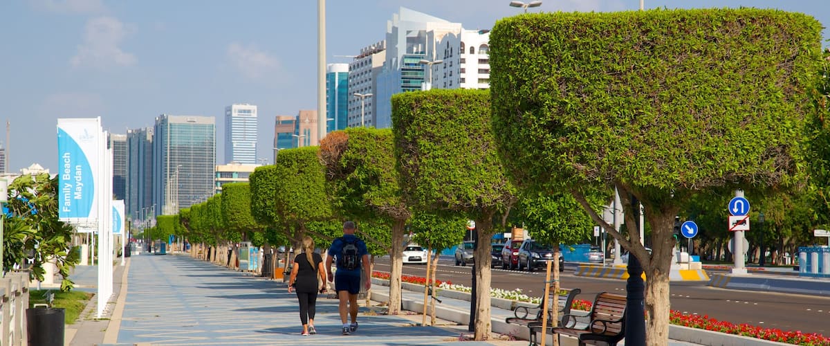 El Corniche que incluye una ciudad y también una pareja