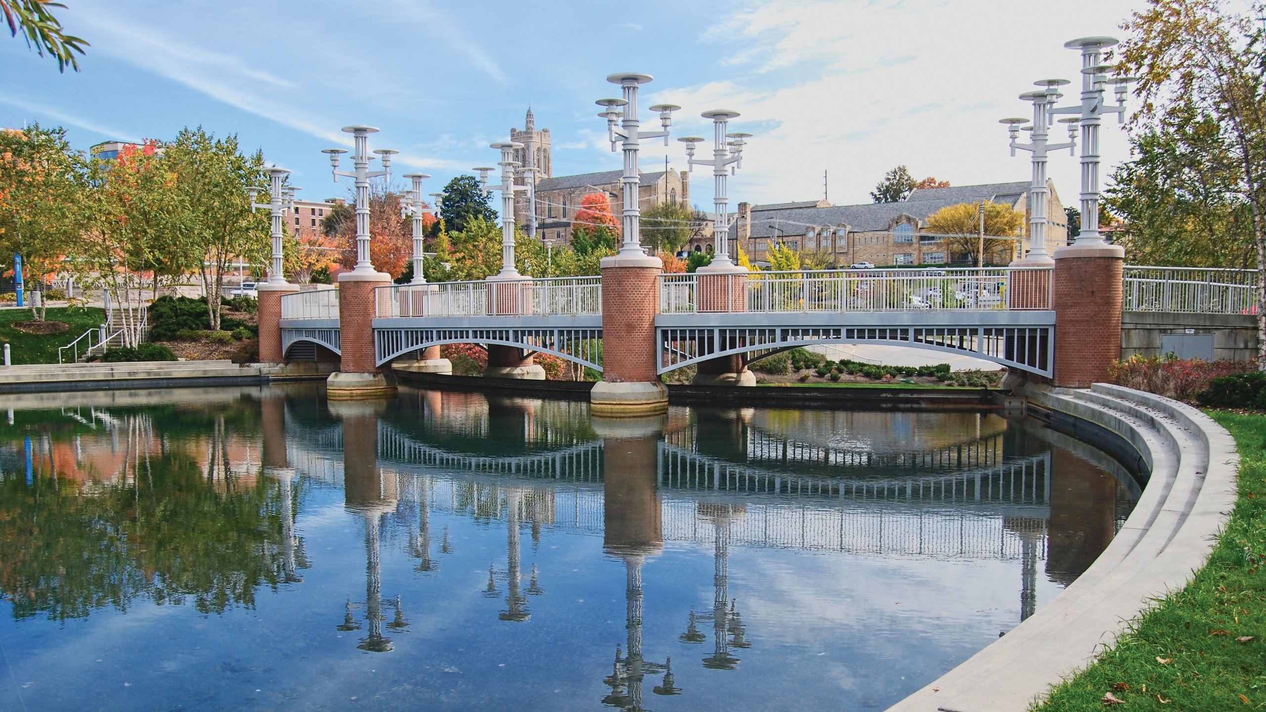 Knoxville showing a pond and a bridge