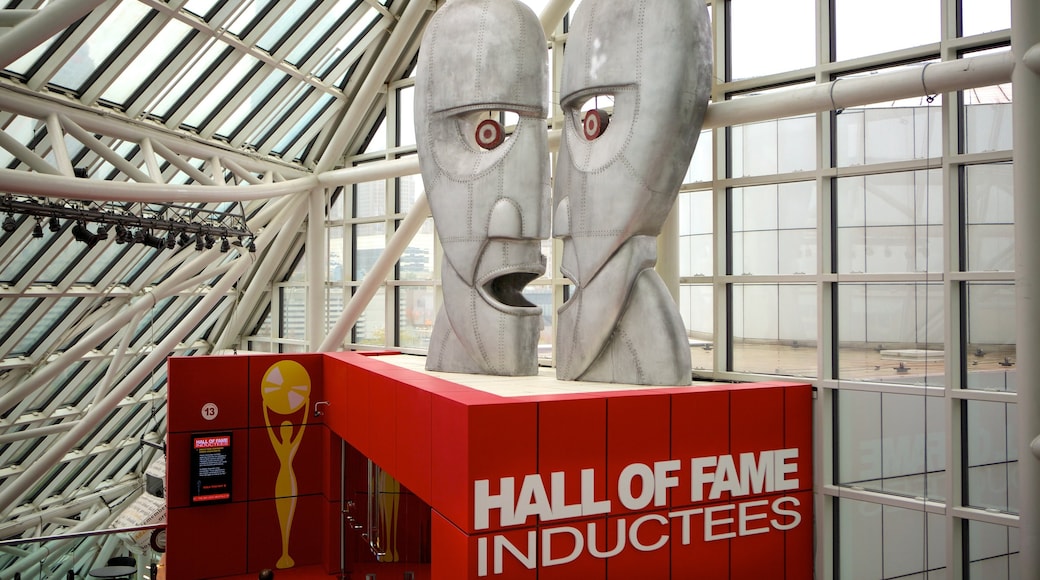 Rock and Roll Hall of Fame mostrando música, vista interna y señalización