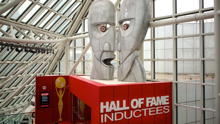 Rock and Roll Hall of Fame toont interieur, muziek en bewegwijzering