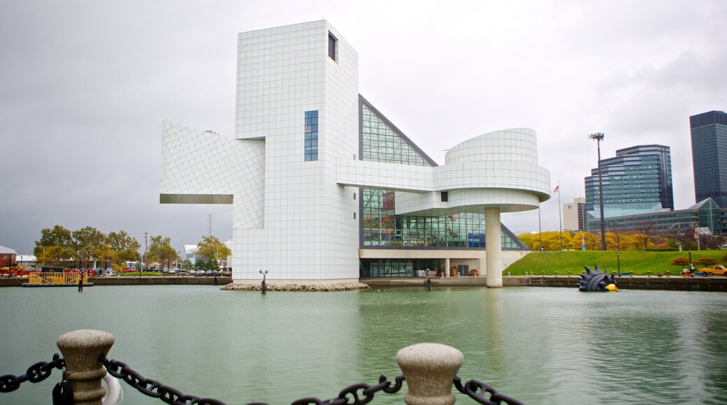 Rock and Roll Hall of Fame ofreciendo un río o arroyo y arquitectura moderna