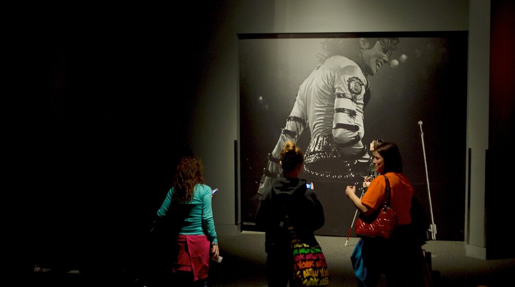 Rock and Roll Hall of Fame qui includes musique et vues intérieures aussi bien que petit groupe de personnes