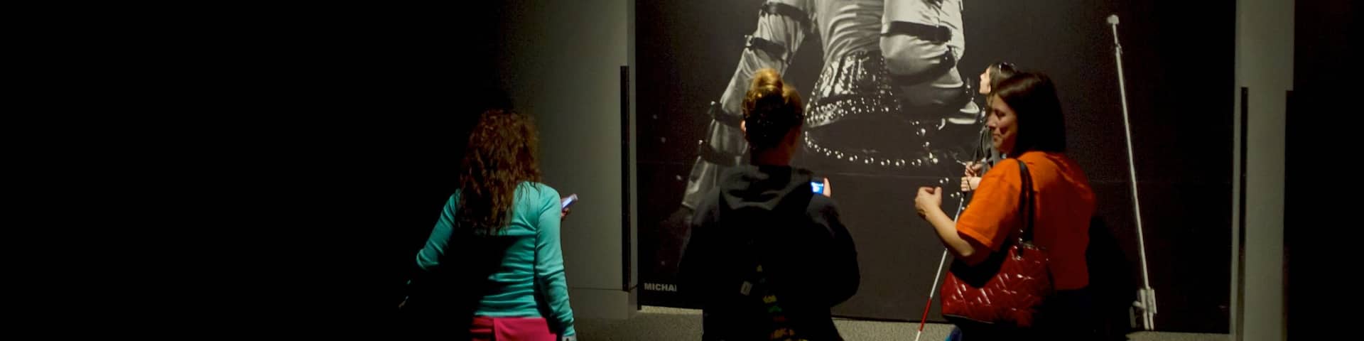Rock and Roll Hall of Fame qui includes musique et vues intérieures aussi bien que petit groupe de personnes