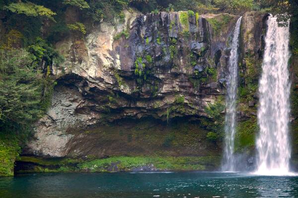 Cheonjiyeon Waterfall which includes a cascade