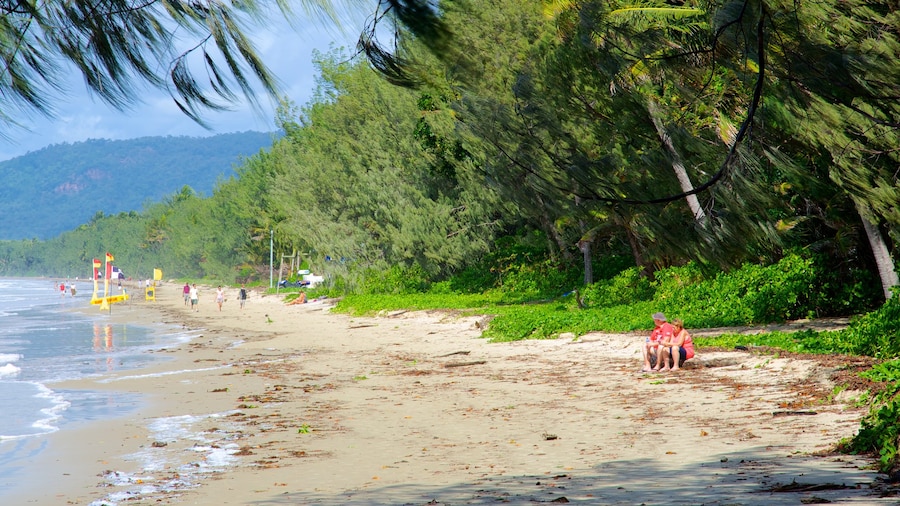 Four Mile Beach ofreciendo una playa de arena y vistas generales de la costa