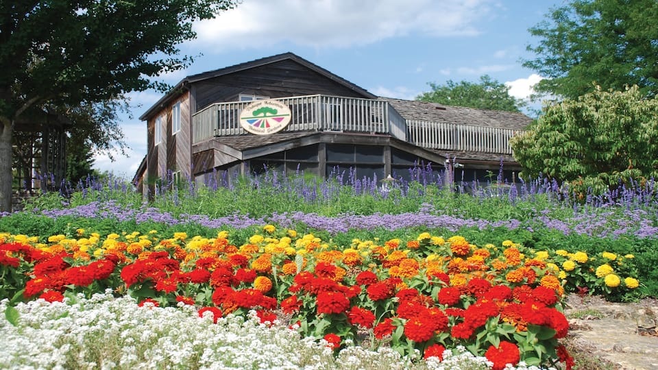 Centro de Dubuque que incluye una casa, un parque y flores