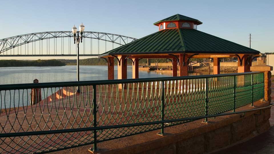 Centro de Dubuque que incluye un río o arroyo, vista y un puente