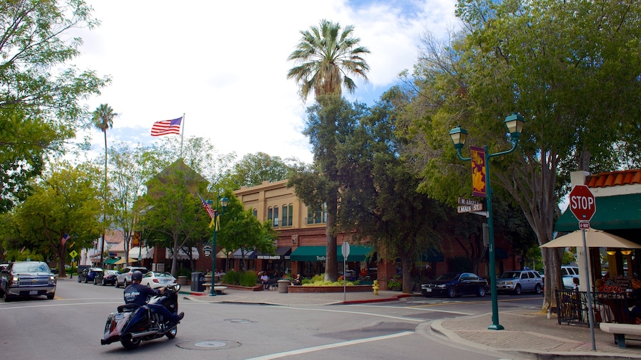 Pleasanton có tính năng thị trấn nhỏ, cảnh đường phố và chạy mô tô
