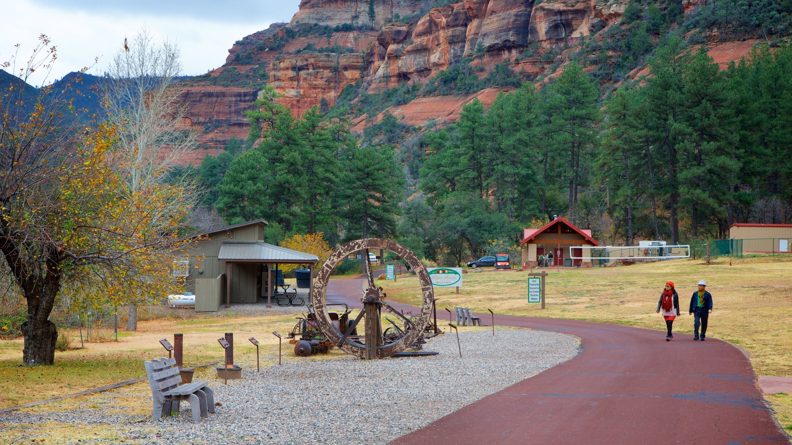 Slide Rock State Park mostrando arte al aire libre, un jardín y un barranco o cañón