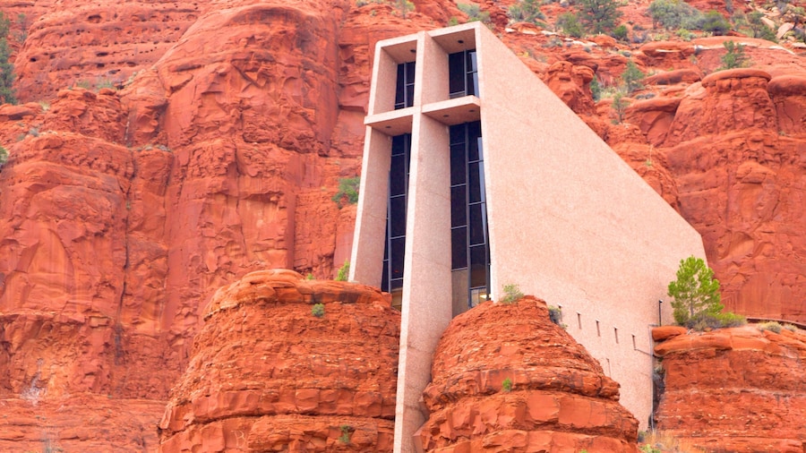 Chapel of the Holy Cross que inclui arquitetura moderna, uma igreja ou catedral e um desfiladeiro ou canyon