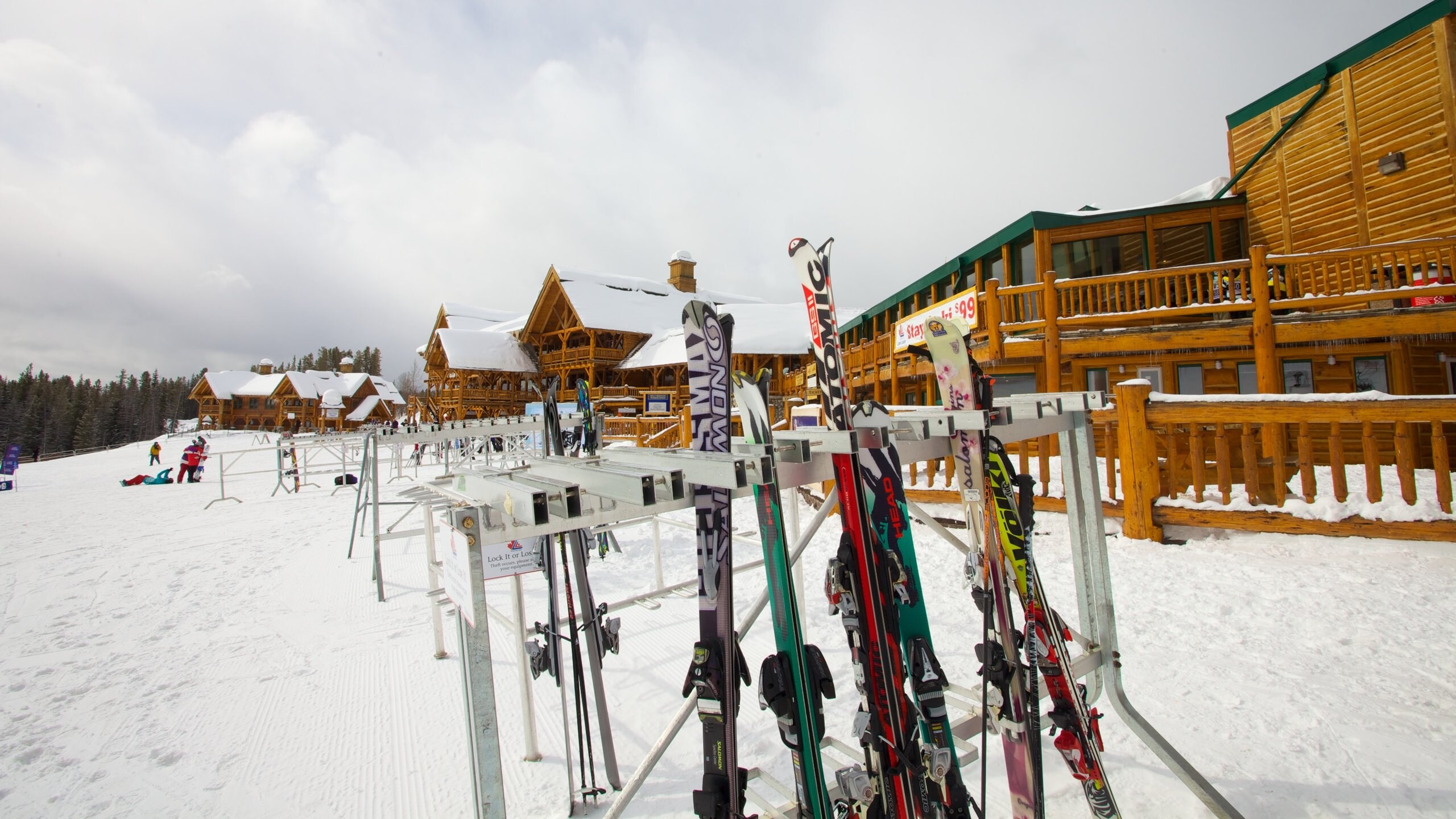 Lago Louise que incluye un hotel o resort de lujo, esquiar en la nieve y nieve