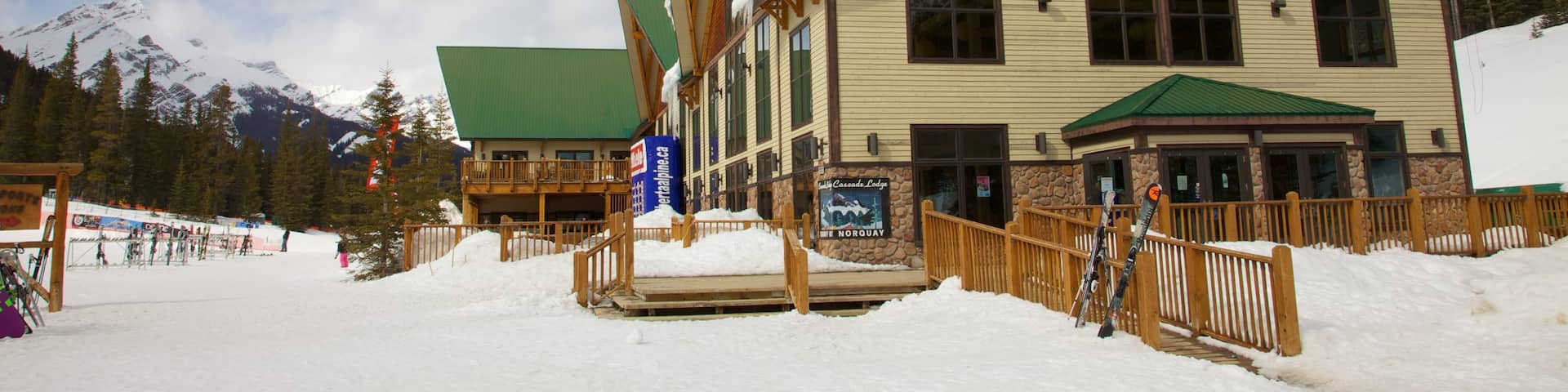 Station de ski de Mount Norquay montrant un hĂŽtel ou un complexe de luxe et neige