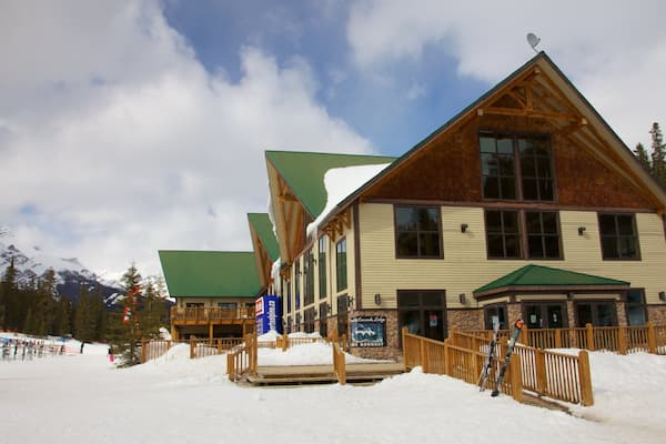 Station de ski de Mount Norquay montrant hôtel ou complexe de luxe et neige