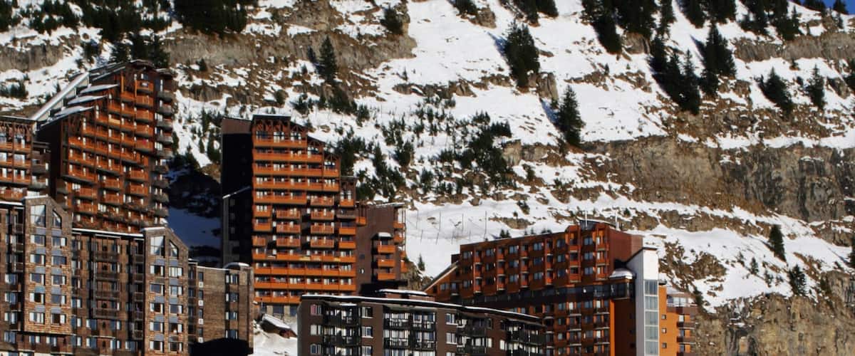 Estación de esquí de Avoriaz que incluye nieve, un hotel o complejo turístico de lujo y montañas
