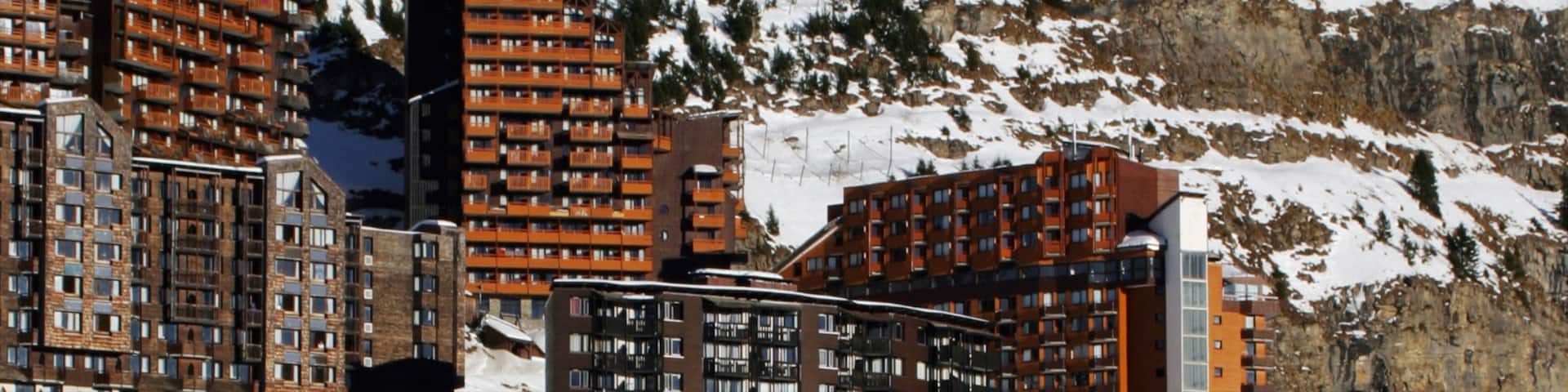 Wintersportort Avoriaz das einen Berge, Schnee und Luxushotel oder Resort