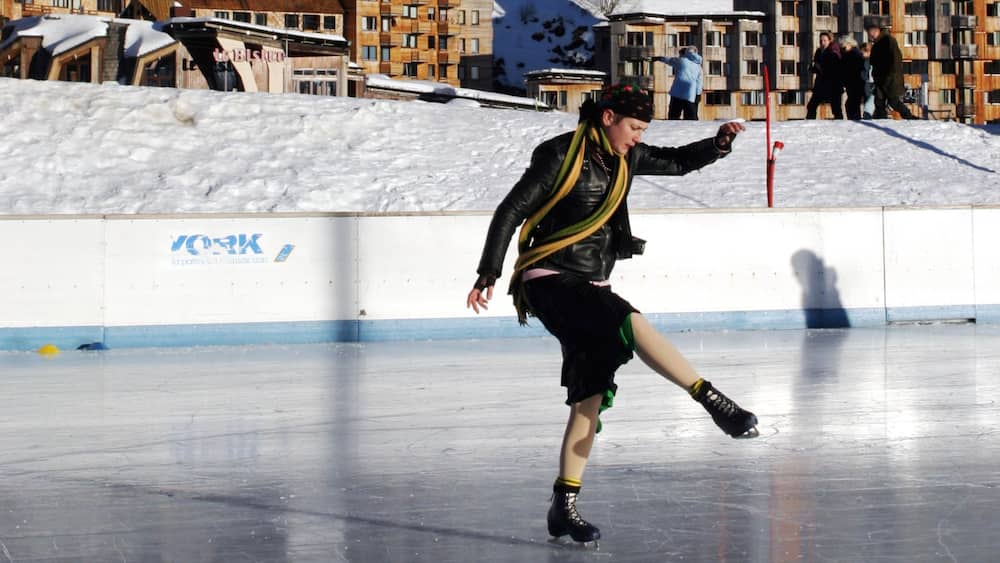 Station de ski Avoriaz montrant neige, arts de la scène et patinage sur glace