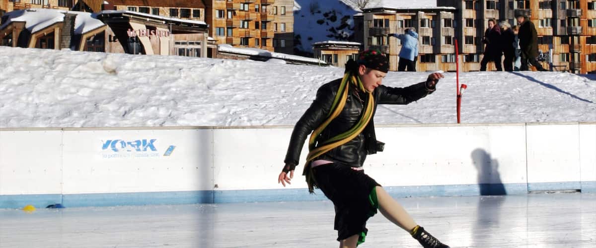 Morzine mostrando nieve, arte escénica y patinaje sobre hielo