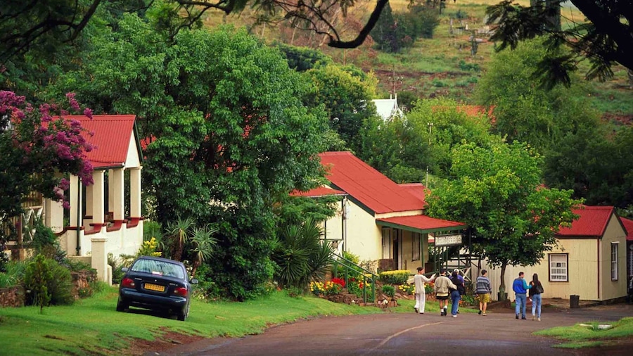 Pilgrims Rest which includes street scenes, a small town or village and a house