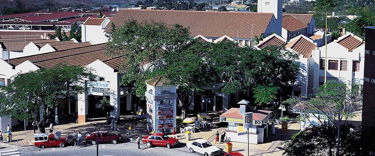 Nelspruit ofreciendo compras y una pequeña ciudad o pueblo