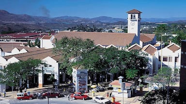 Nelspruit toont een klein stadje of dorpje en winkelen