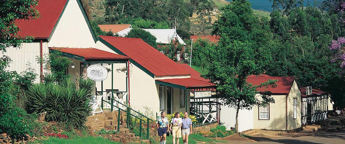 Pilgrims Rest que incluye una casa, escenas urbanas y una pequeña ciudad o pueblo