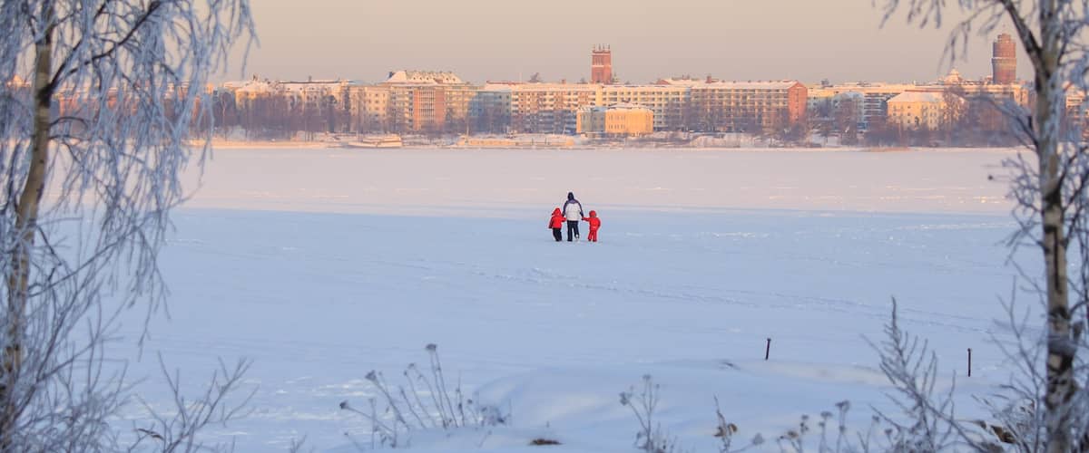 Vaasa mostrando nieve y una ciudad