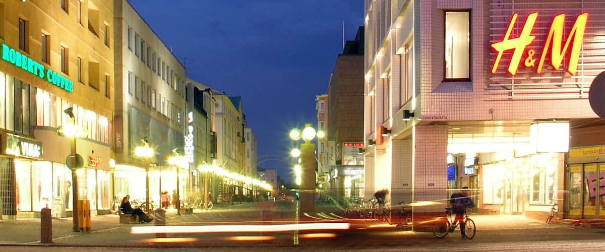 Oulu Region mit einem Straßenszenen, bei Nacht und Stadt