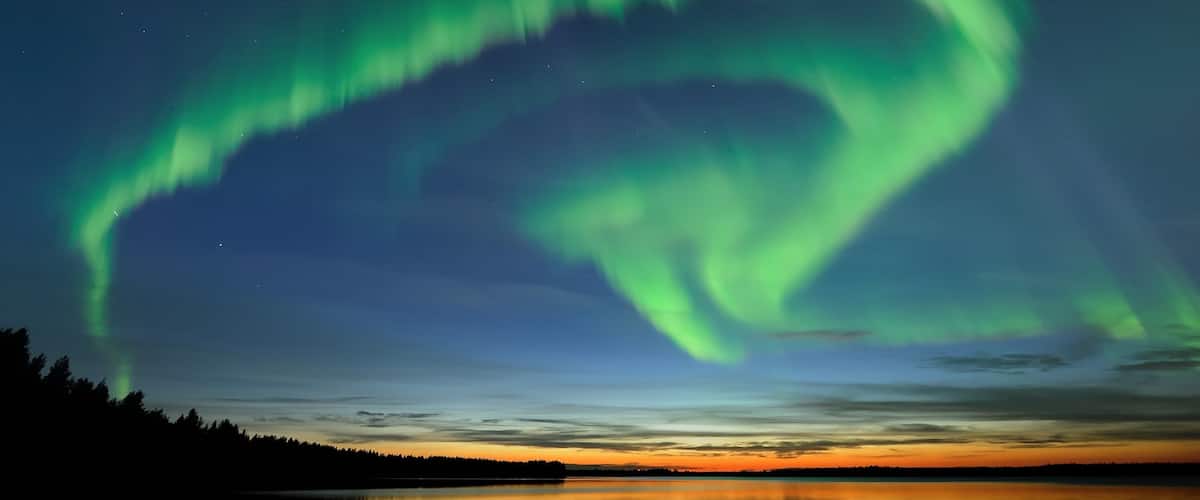 Oulu mostrando escenas nocturnas y auroras boreales