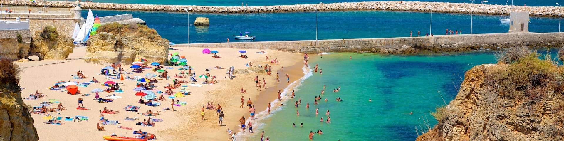 Lagos qui includes vues, ville cĂŽtiĂšre et plage de sable