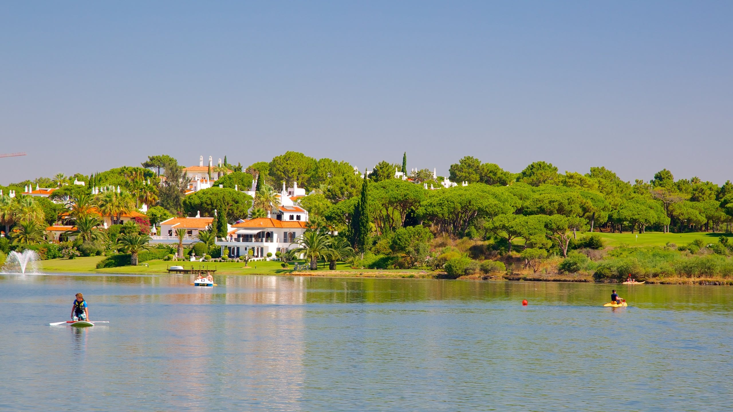Lagos que incluye kayak o canoa, vistas generales de la costa y una ciudad costera