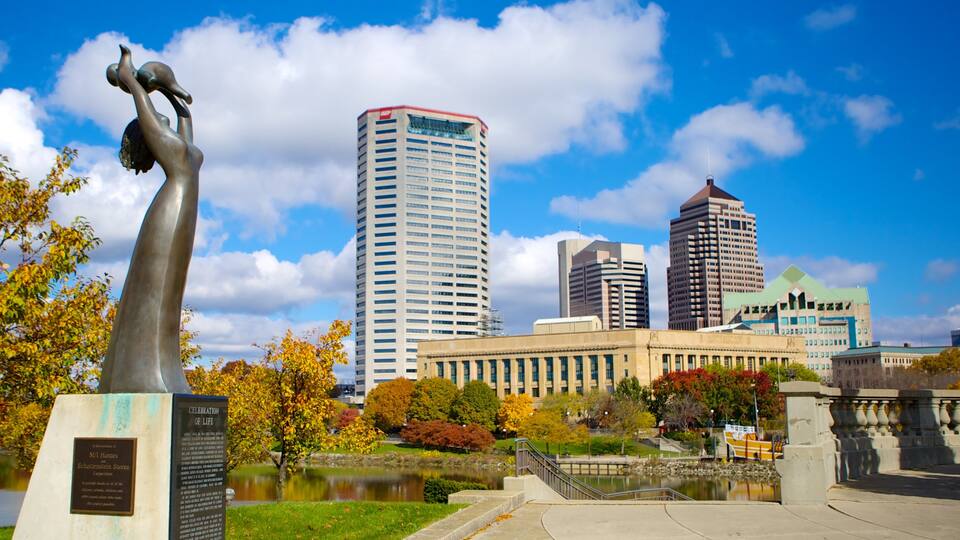 Columbus có tính năng pho tượng, thành phố và công viên