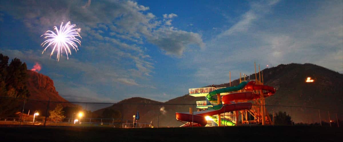 Lava Hot Springs que incluye escenas nocturnas y un parque acuático