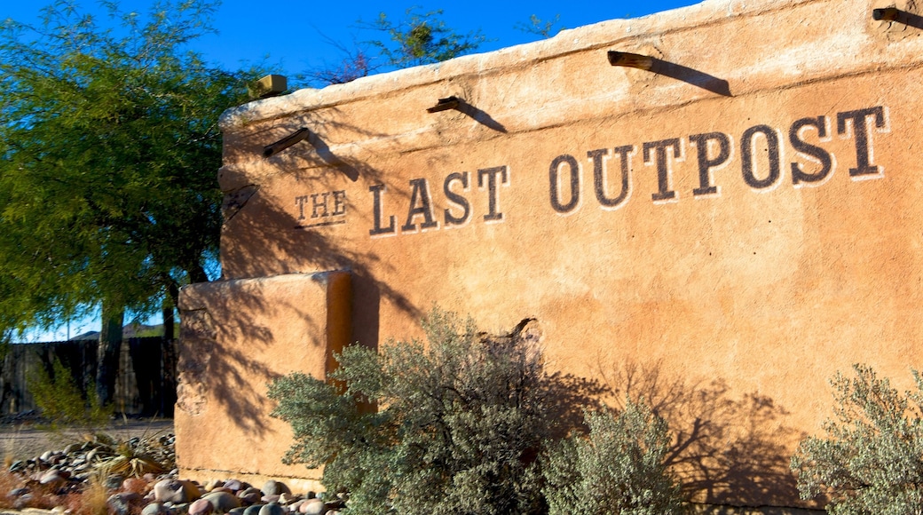 Old Tucson Studios mostrando señalización y elementos del patrimonio