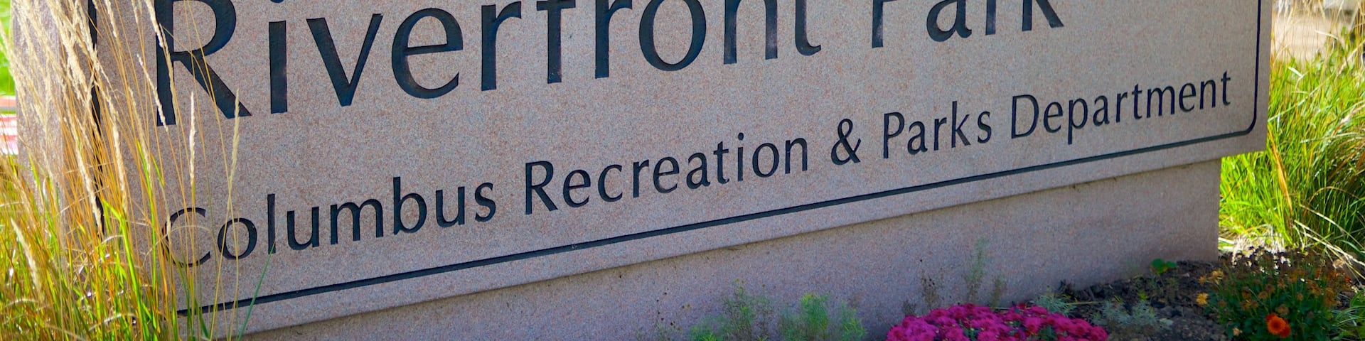Santa Maria featuring a garden and signage