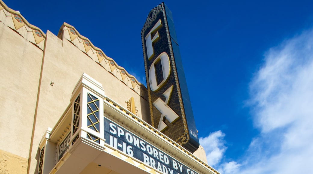 Fox Theatre som inkluderar skyltar, historiska element och teaterscener