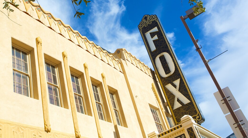 Fox Theatre presenterar historiska element, skyltar och teaterscener