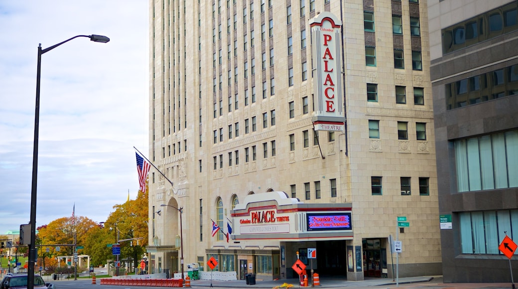 Palace Theatre qui includes scÚnes de théùtre, ville et signalisation