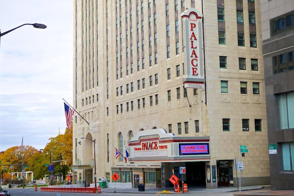 Palace Theatre qui includes scènes de théâtre, ville et signalisation