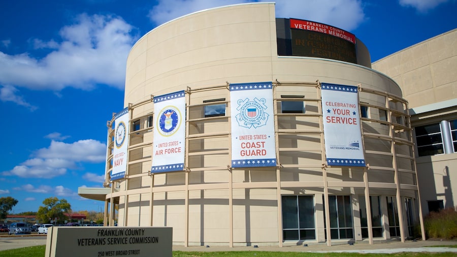 Veterans Memorial che include segnaletica e monumento commemorativo