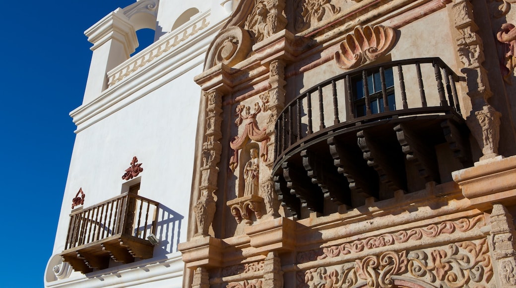 Mission San Xavier del Bac mit einem Kirche oder Kathedrale und historische Architektur