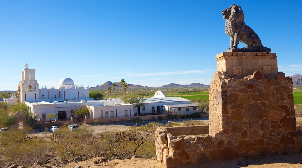 Mission San Xavier del Bac das einen Statue oder Skulptur, Kirche oder Kathedrale und ruhige Szenerie