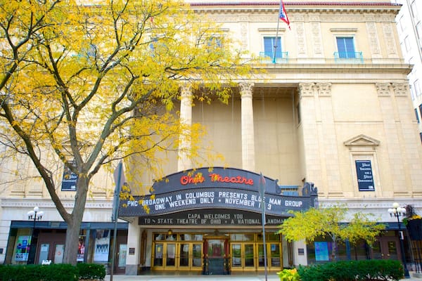 Ohio Theater mettant en vedette signalisation, patrimoine historique et scènes de théâtre