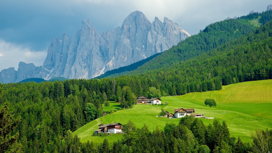 Villnöß welches beinhaltet ruhige Szenerie, Berge und Farmland
