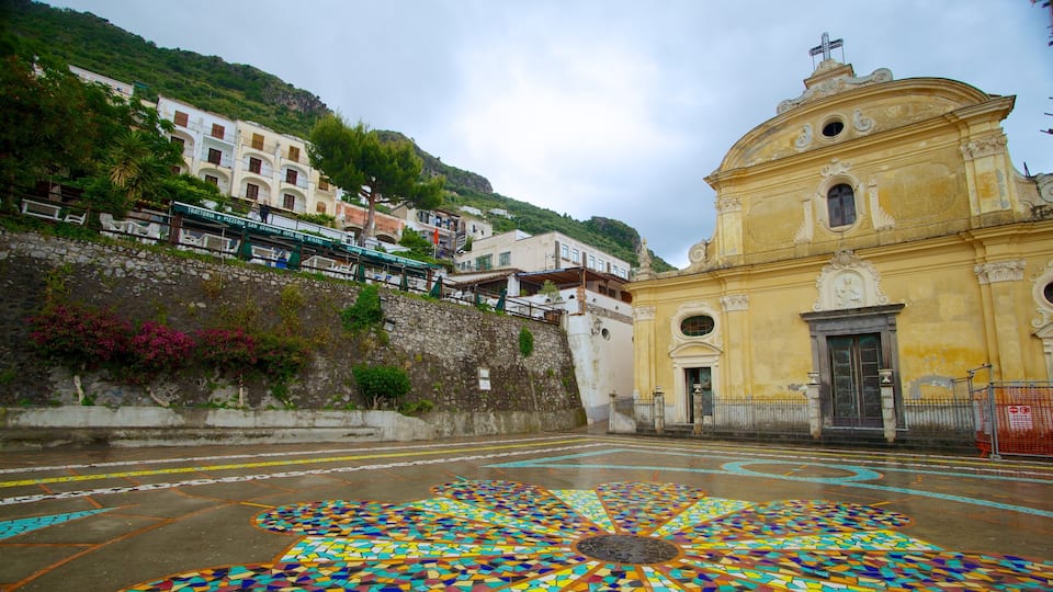 Amalfi-Küste welches beinhaltet Kirche oder Kathedrale, Platz oder Plaza und Outdoor-Kunst