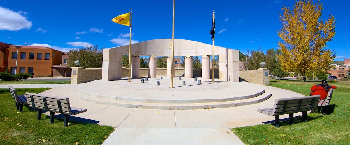 Santa Fe mostrando un jardín y un monumento