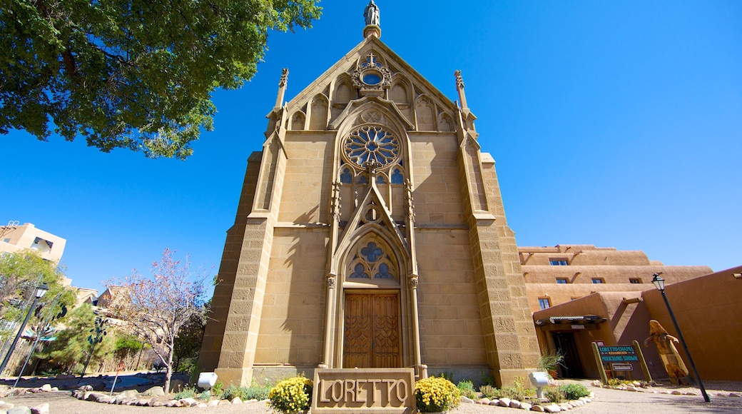 Santa Fe inclusief bewegwijzering, een kerk of kathedraal en historische architectuur