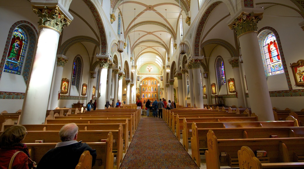 Santa Fe que incluye una iglesia o catedral, vistas interiores y aspectos religiosos