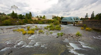 Spokane johon kuuluu silta ja joki tai puro